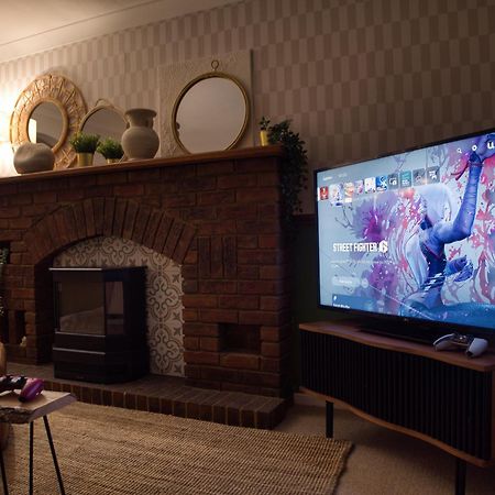 4-Bed Cotswold Getaway With Hot Tub & Gaming Room Churchdown Екстер'єр фото