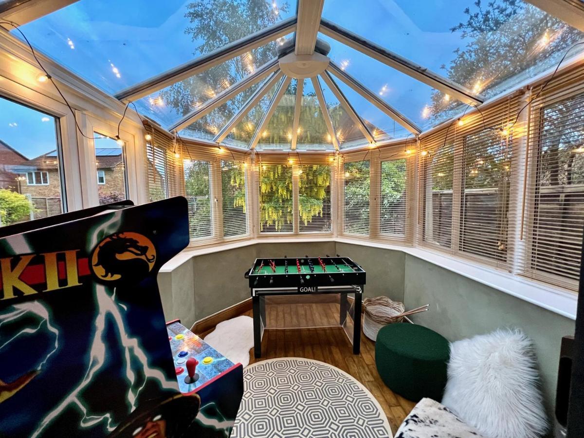 4-Bed Cotswold Getaway With Hot Tub & Gaming Room Churchdown Екстер'єр фото