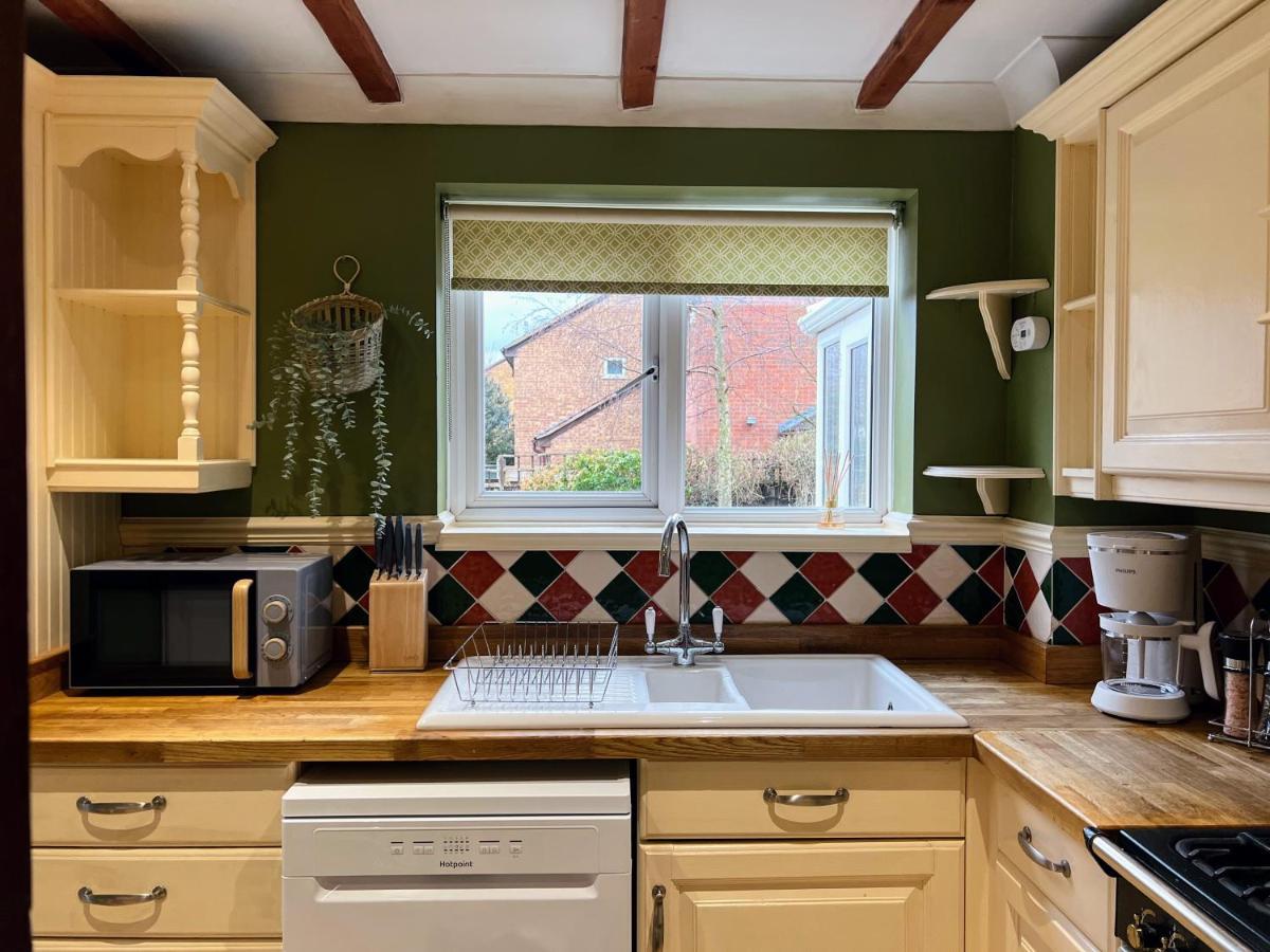 4-Bed Cotswold Getaway With Hot Tub & Gaming Room Churchdown Екстер'єр фото