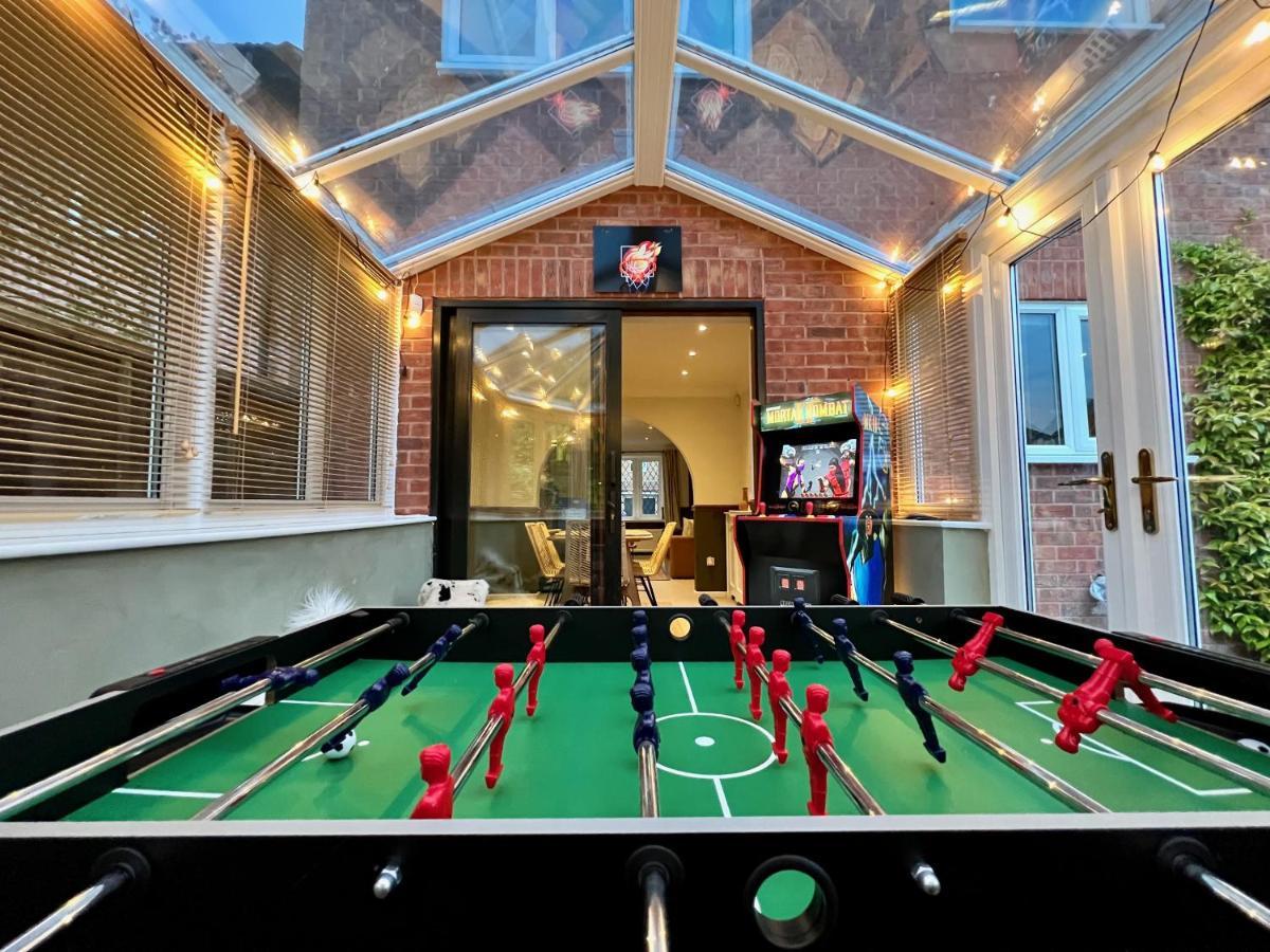 4-Bed Cotswold Getaway With Hot Tub & Gaming Room Churchdown Екстер'єр фото