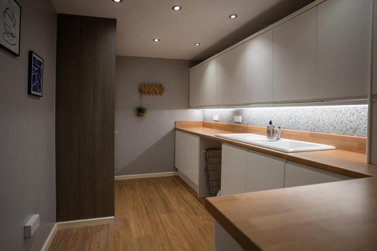 4-Bed Cotswold Getaway With Hot Tub & Gaming Room Churchdown Екстер'єр фото