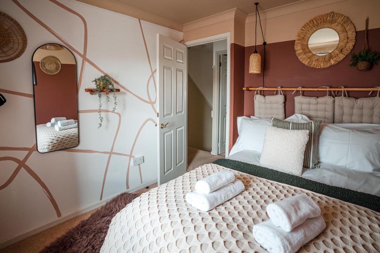 4-Bed Cotswold Getaway With Hot Tub & Gaming Room Churchdown Екстер'єр фото