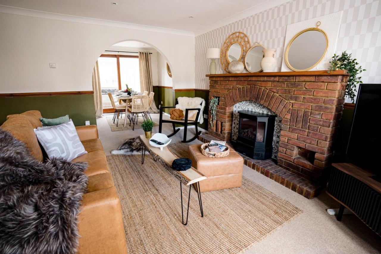 4-Bed Cotswold Getaway With Hot Tub & Gaming Room Churchdown Екстер'єр фото