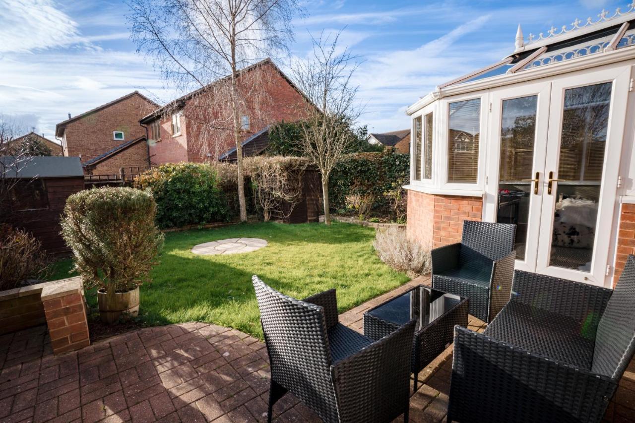 4-Bed Cotswold Getaway With Hot Tub & Gaming Room Churchdown Екстер'єр фото
