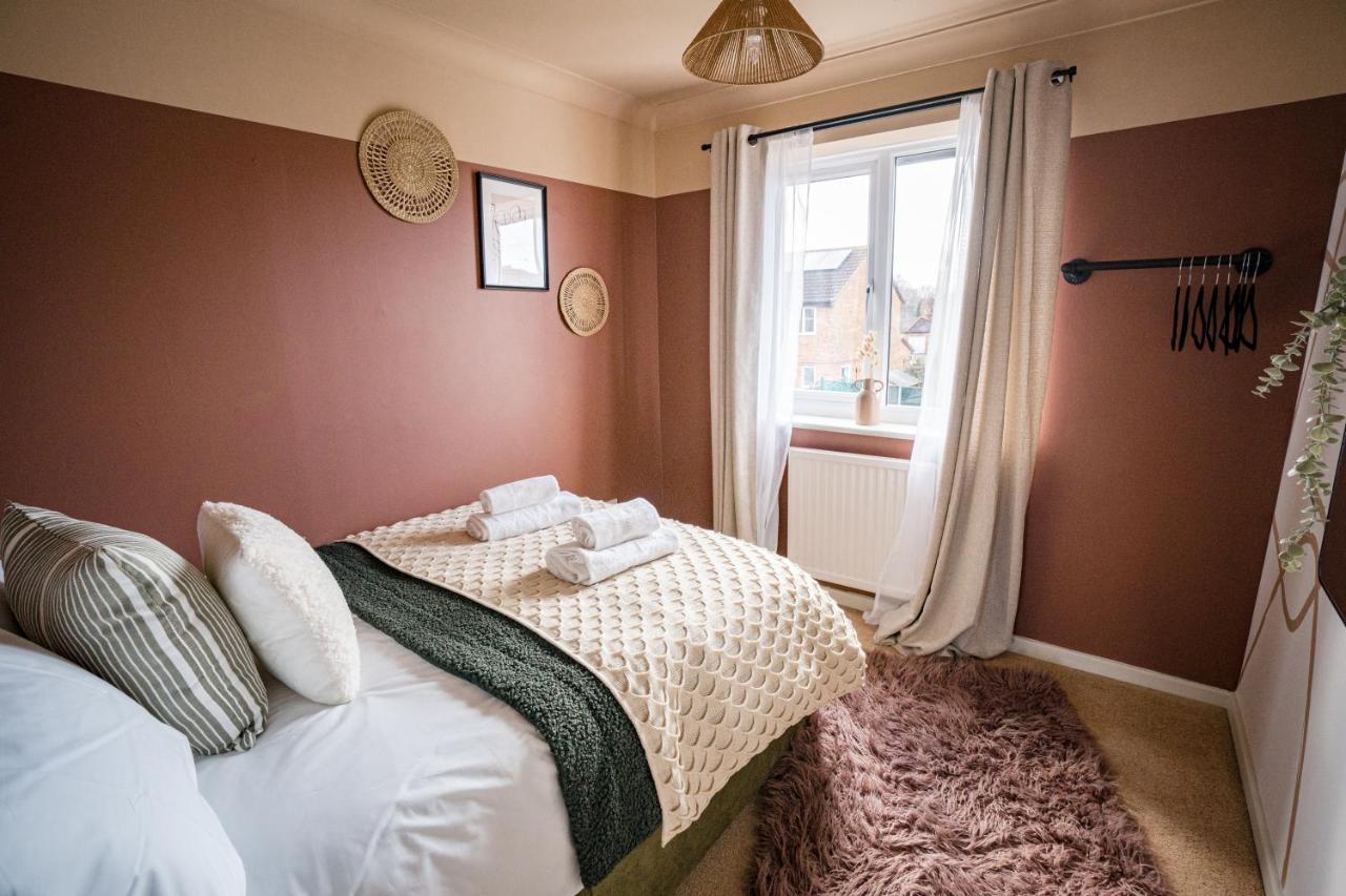 4-Bed Cotswold Getaway With Hot Tub & Gaming Room Churchdown Екстер'єр фото