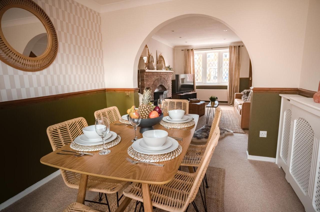 4-Bed Cotswold Getaway With Hot Tub & Gaming Room Churchdown Екстер'єр фото