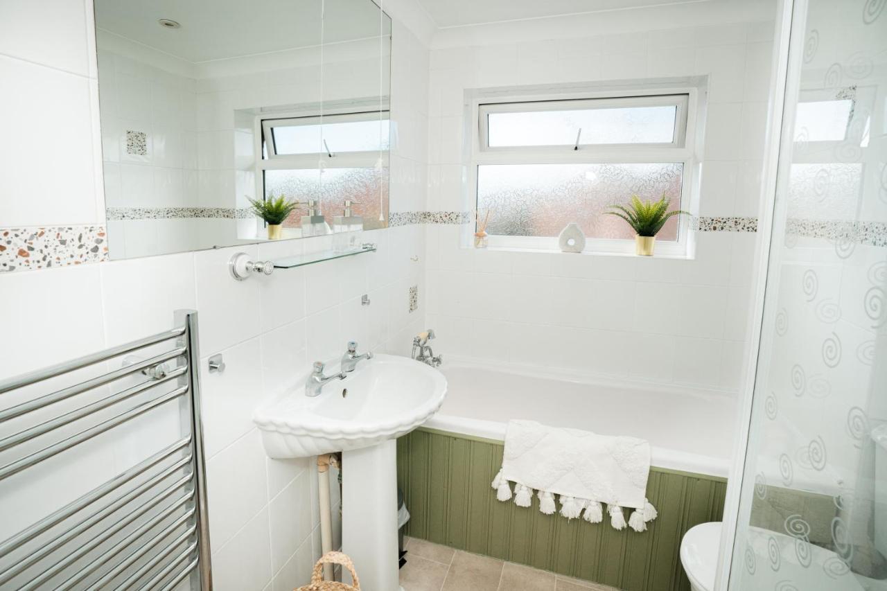 4-Bed Cotswold Getaway With Hot Tub & Gaming Room Churchdown Екстер'єр фото