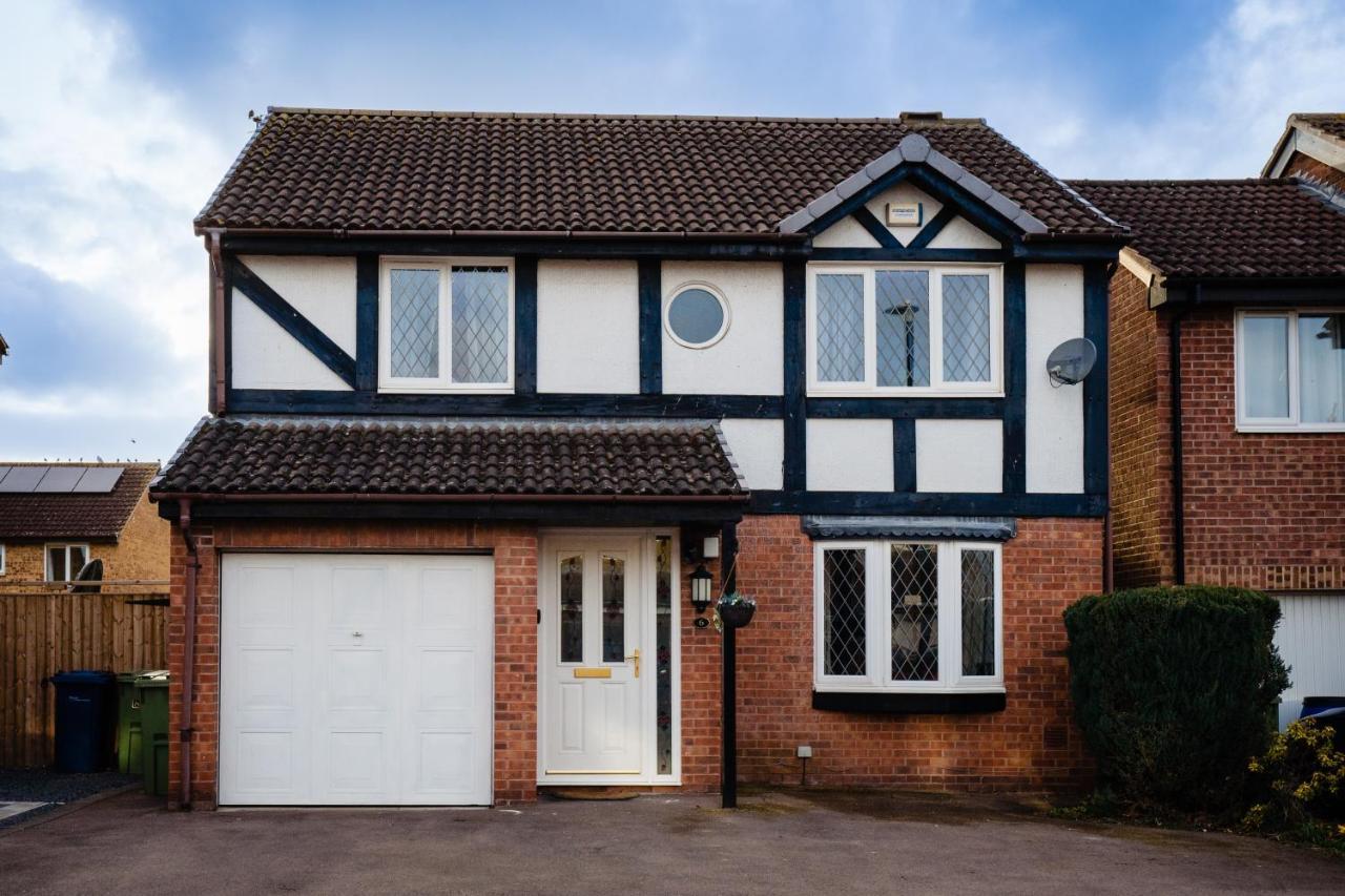 4-Bed Cotswold Getaway With Hot Tub & Gaming Room Churchdown Екстер'єр фото