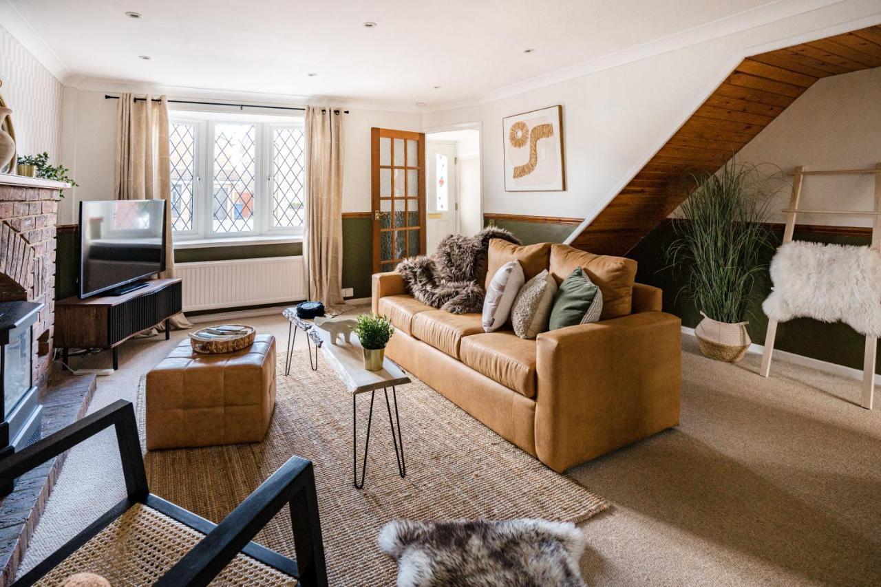 4-Bed Cotswold Getaway With Hot Tub & Gaming Room Churchdown Екстер'єр фото