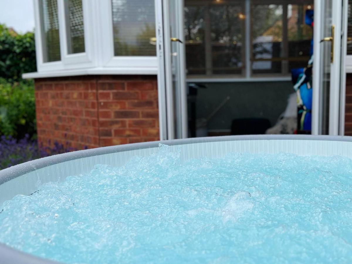 4-Bed Cotswold Getaway With Hot Tub & Gaming Room Churchdown Екстер'єр фото