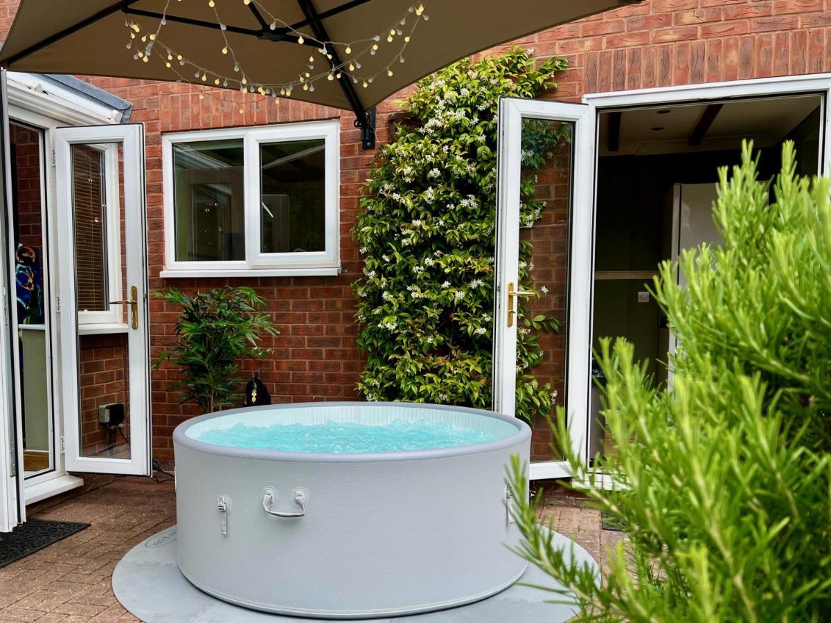 4-Bed Cotswold Getaway With Hot Tub & Gaming Room Churchdown Екстер'єр фото