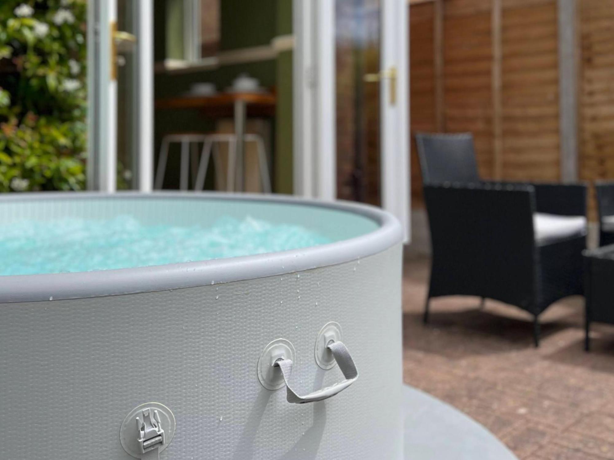 4-Bed Cotswold Getaway With Hot Tub & Gaming Room Churchdown Екстер'єр фото